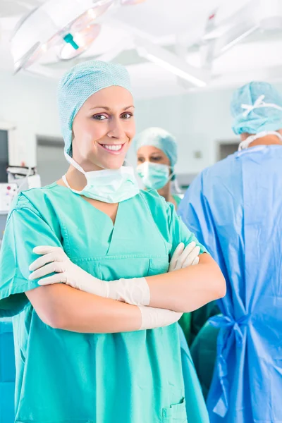 Cirurgiões operando paciente em sala de operações — Fotografia de Stock