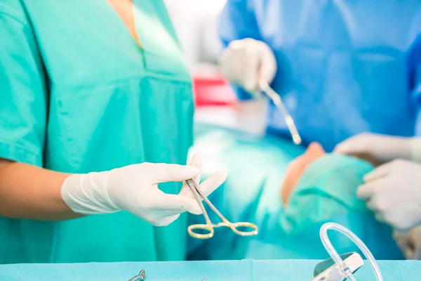 Surgeons operating patient in operating room — Stock Photo, Image