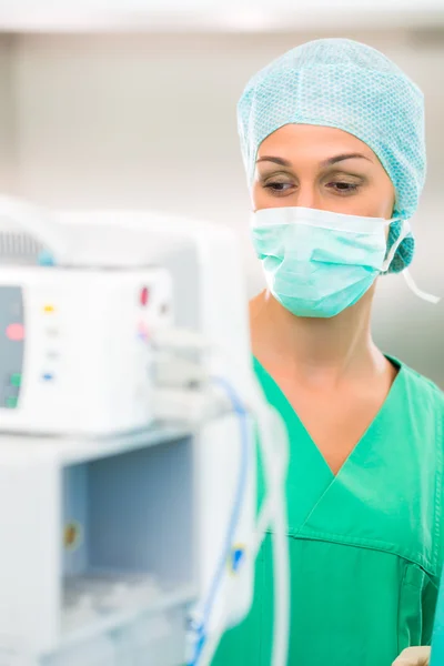 Doctor or nurse in operating room on heart monitor — Stock Photo, Image