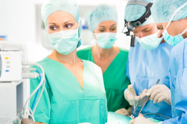 Surgeon doctors  working in operation theater — Stock Photo, Image