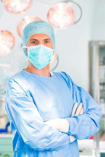 Hospital - surgeon doctor in operating room — 图库照片