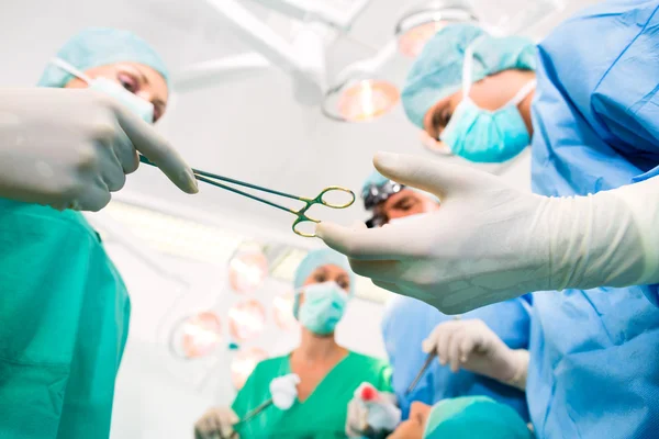 Surgeons in operating room in emergency — Stock Photo, Image