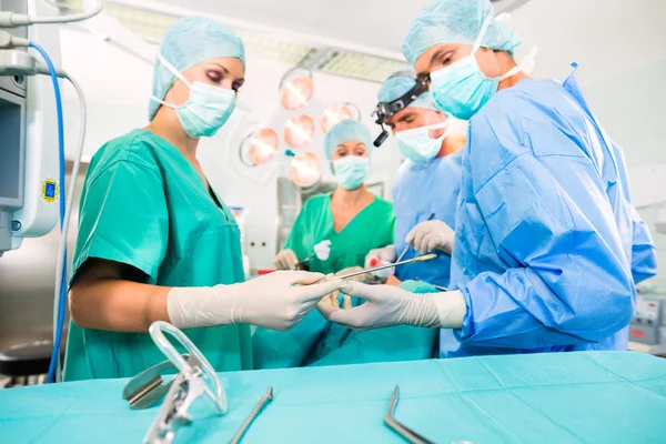 Cirurgiões em sala de cirurgia em emergência — Fotografia de Stock