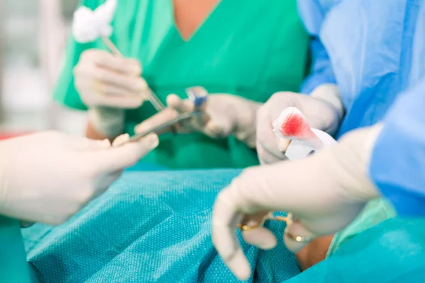 Chirurgiens opérant en salle d'opération — Photo