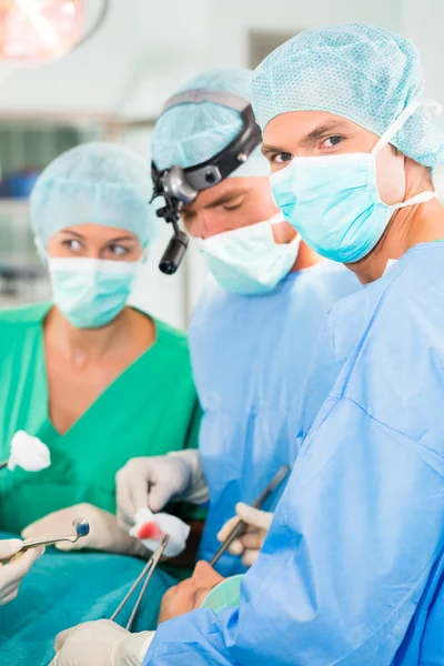 Surgeons operating in operation theater room — Stock Photo, Image