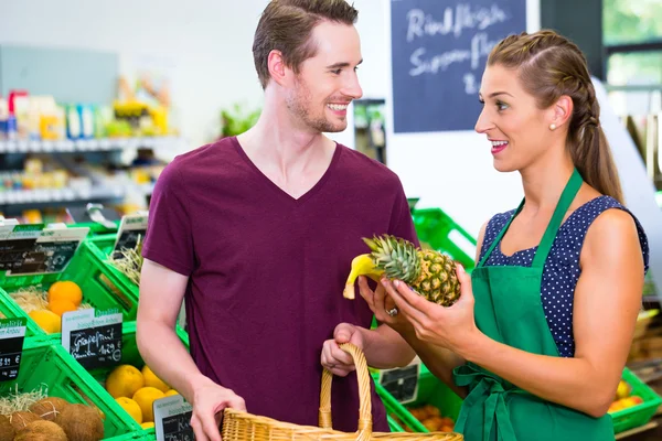 Man grocery shopping in corner shop — Stock Photo, Image