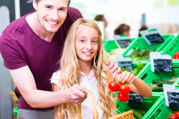 Compras de comestibles familiares en tienda de esquina — Foto de Stock