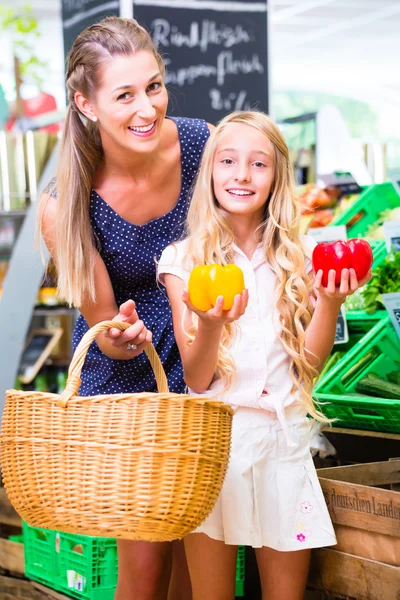 Ibu dan anak memilih sayuran di supermarket — Stok Foto