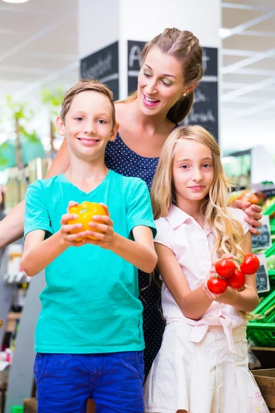 Familieneinkauf im Tante-Emma-Laden — Stockfoto