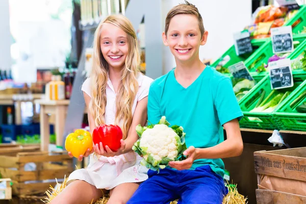 Magasins d'épicerie pour enfants dans un magasin d'angle — Photo