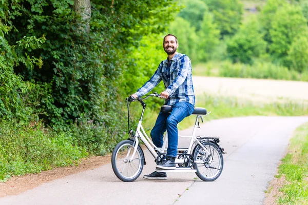 Adam sürme iki kişilik bisiklet ülke Lane'de — Stok fotoğraf