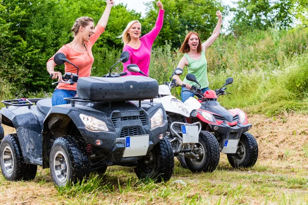 Mujeres conduciendo fuera de la carretera con quad bike o ATV — Foto de Stock