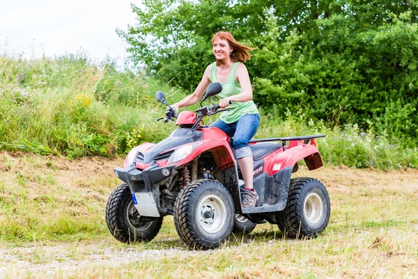 Mulher dirigindo off-road com quadriciclo ou ATV — Fotografia de Stock