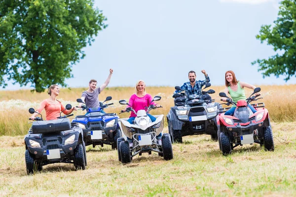 Amigos dirigindo off-road com quadriciclo ou ATV — Fotografia de Stock