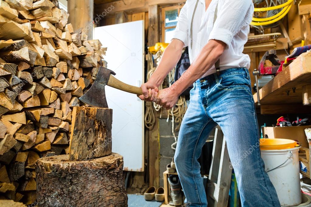 богатырь рубит дрова. колка дров. карикатура пиление дров. рубка дров. дровосек рубит.