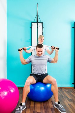 Fizyoterapist spor rehabilitasyon hasta ile yapıyor