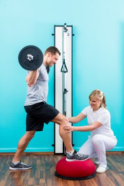 Fiziksel egzersizleri yapıyor fizyoterapi hastaya
