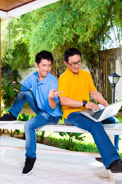 Chino padre y asiático hijo en casa —  Fotos de Stock