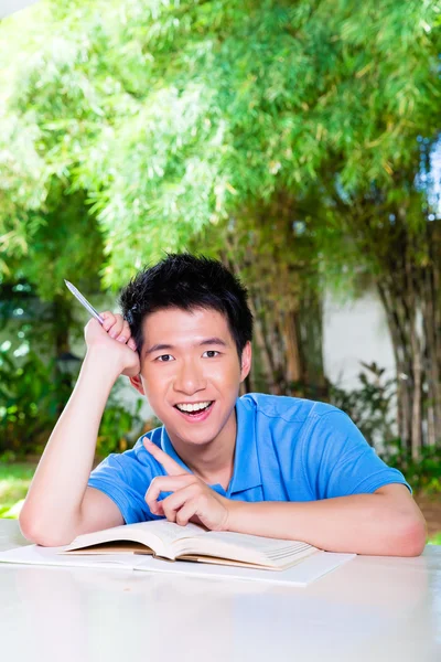 Jonge Chinese jongen met huiswerk voor school — Stockfoto
