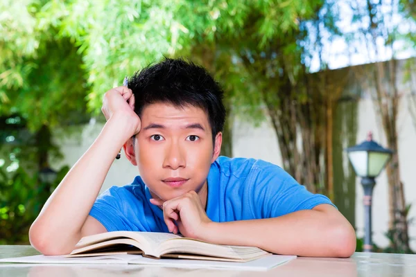 Jonge Chinese jongen met huiswerk voor school — Stockfoto