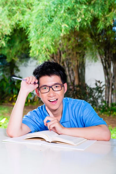 Jonge Chinese jongen met huiswerk voor school — Stockfoto