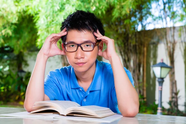 Jonge Chinese jongen met huiswerk voor school — Stockfoto