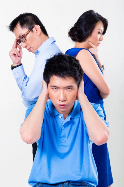 Anak muda Cina yang menderita perceraian orang tua — Stok Foto
