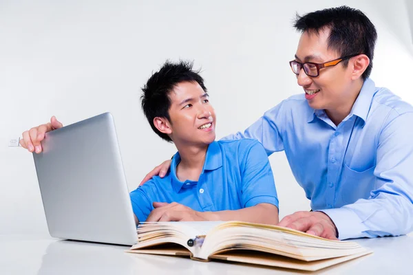 Asiático pai e filho aprender em casa para a escola — Fotografia de Stock