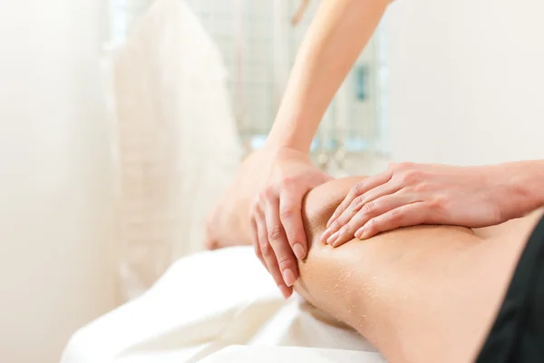 Пацієнт у фізіотерапії - масаж — стокове фото
