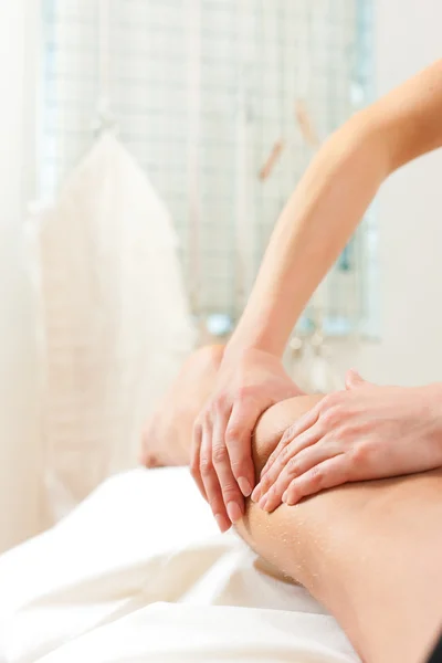 Patient på sjukgymnastik - massage — Stockfoto