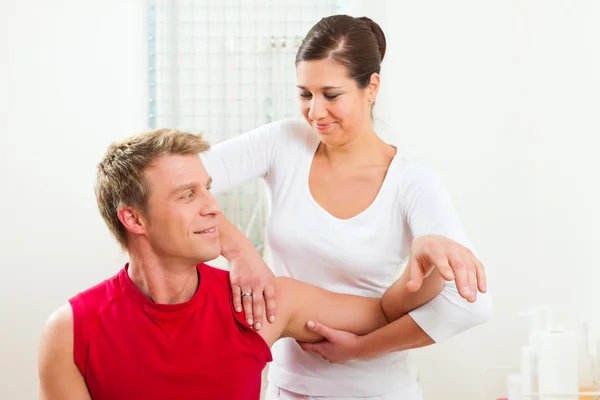 Paciente en fisioterapia haciendo fisioterapia — Foto de Stock