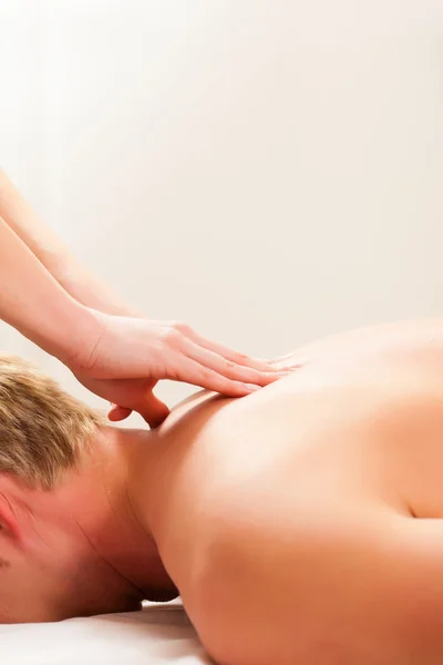 Fizyoterapi - masaj hastaya — Stok fotoğraf