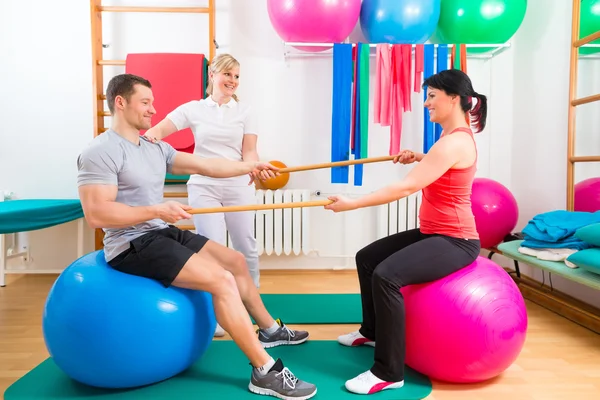 Fisioterapeuta dando a los pacientes ejercicio gimnástico —  Fotos de Stock