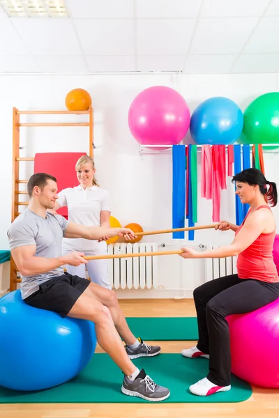 Fyzioterapeut dává pacientům gymnastických cvičení — Stock fotografie