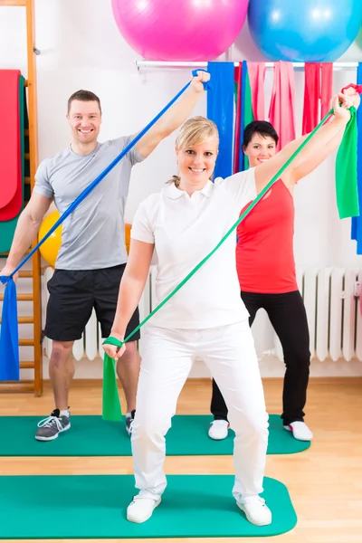 Fisioterapeuta dando a los pacientes ejercicio gimnástico — Foto de Stock