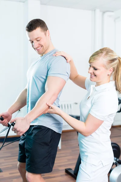 Physiotherapeut trainiert Patientin in der Praxis — Stockfoto