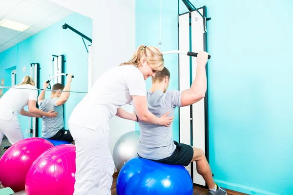 Sjukgymnast gör sport rehabilitering med patienten — Stockfoto