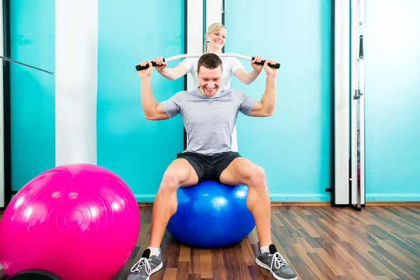 Fysiotherapeut doen sport revalidatie met patiënt — Stockfoto