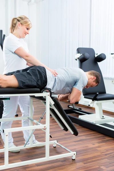 Fisioterapeuta o médico deportivo con paciente — Foto de Stock