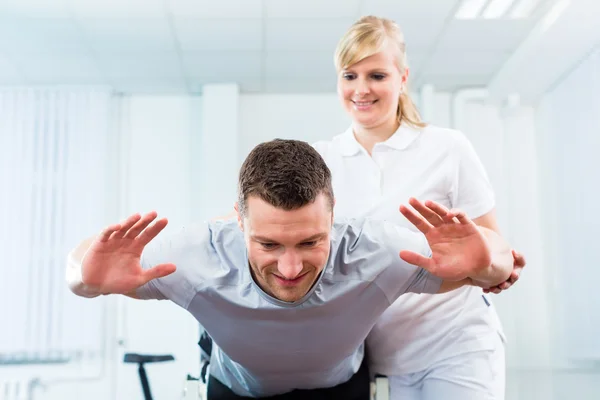 Physiotherapeut oder Sportarzt mit Patient — Stockfoto