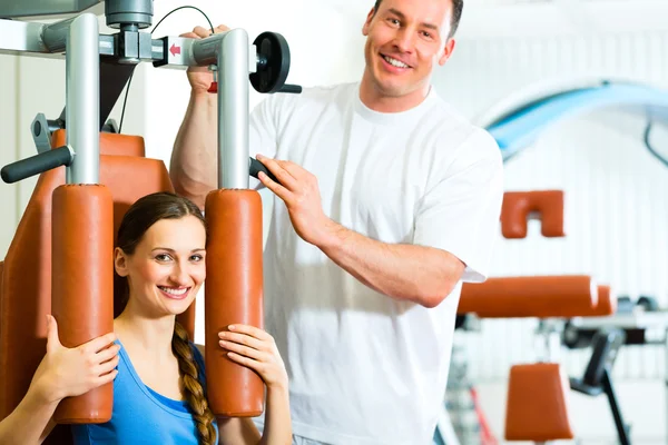 Patiënt op de fysieke therapie fysiotherapie — Stockfoto