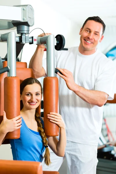 Paciente en fisioterapia haciendo fisioterapia —  Fotos de Stock