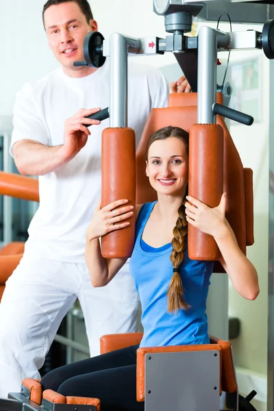 Patient på sjukgymnastik gör sjukgymnastik — Stockfoto