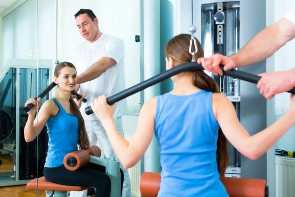 Paciente en fisioterapia haciendo fisioterapia — Foto de Stock