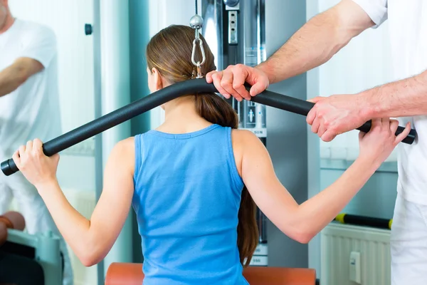 Paciente en fisioterapia haciendo fisioterapia — Foto de Stock