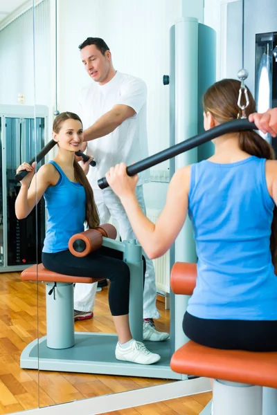 Patiënt op de fysieke therapie fysiotherapie — Stockfoto