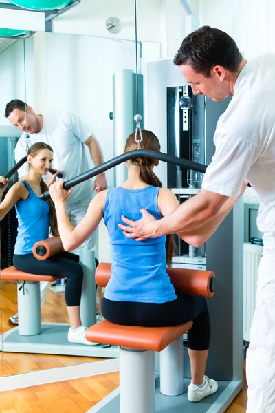 Paciente da fisioterapia fazendo fisioterapia — Fotografia de Stock