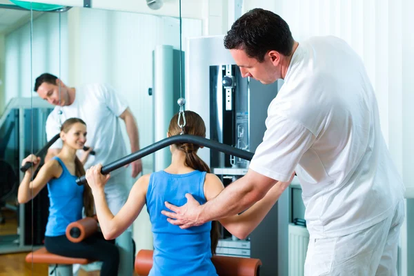 Paciente en fisioterapia haciendo fisioterapia — Foto de Stock