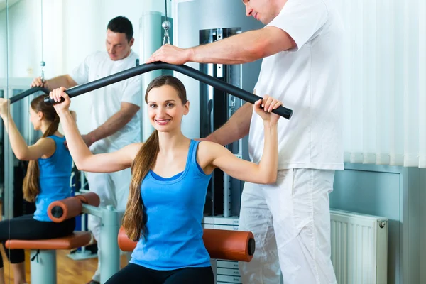 Paciente en fisioterapia haciendo fisioterapia — Foto de Stock