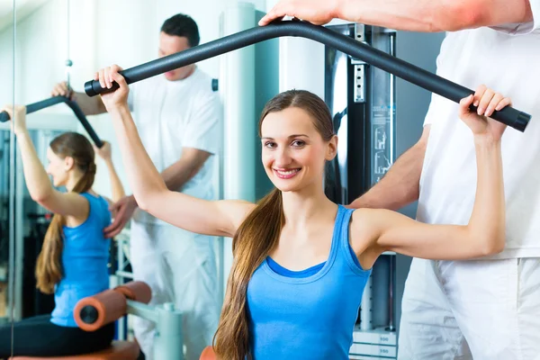 Patient at the physiotherapy doing physical therapy — Stock Photo, Image